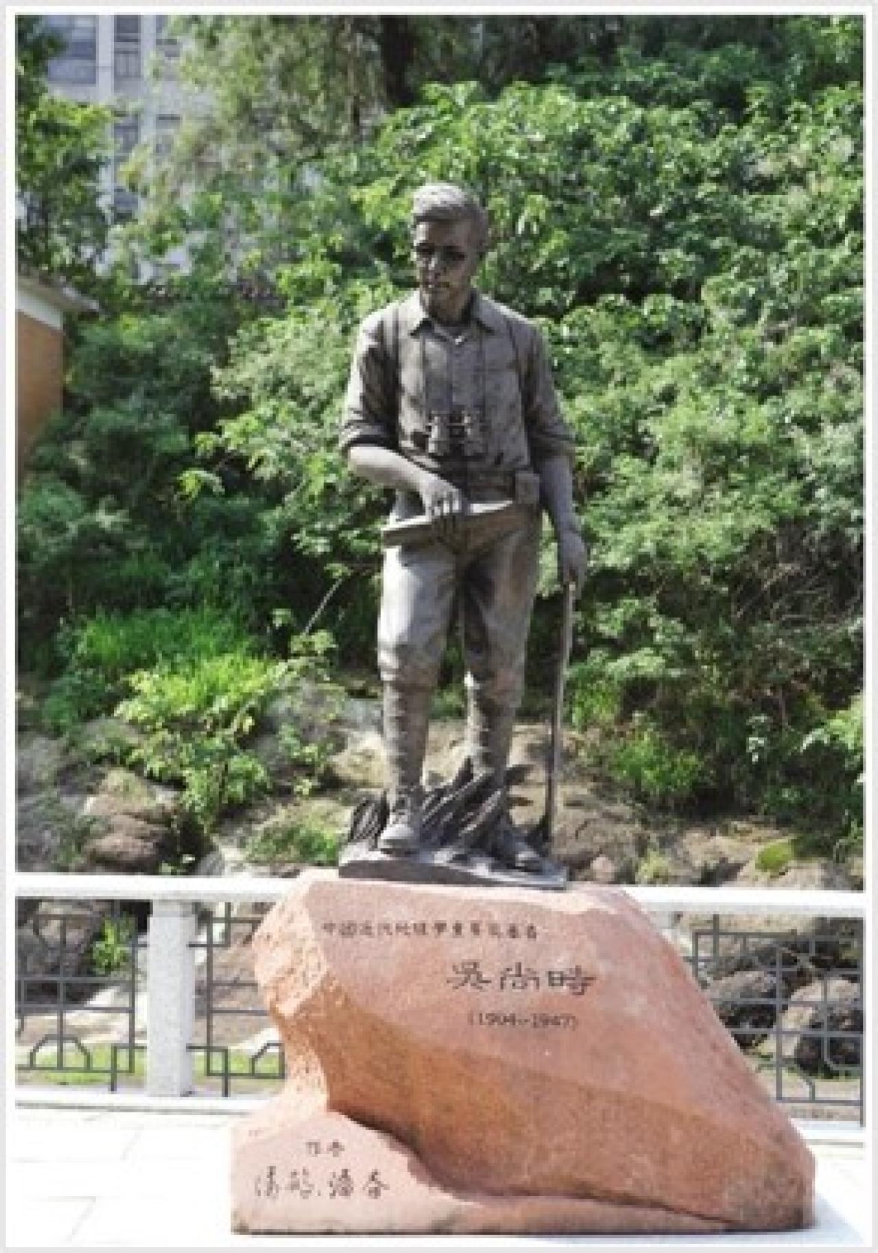 Right：A Century of Sun Yat-sen University: Great Masters – a special feature series jointly launched by Yangcheng Evening News and Sun Yat-sen University